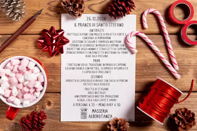 Vivi una giornata all'insegna del gusto e delle tradizioni con il nostro speciale menu di Santo Stefano: 🍴 Antipasti: Frittelle di pane con mousse di ricotta forte e conserva di pomodorini Selezione di salumi e formaggi nostrani Terrina di cicorielle in brodo di cappone con polpettine della nonna e straccetti di cappone Sponsali bardati con pancetta nostrana al forno Olive alla paesana 🍝 Primi: Tortellini della tradizione in brodo di cappone Lasagna bianca con bietole, scamorza affumicata e capocollo croccante 🍖 Secondo: Arrosto di capocollo di maiale con salsa ai porcini Patate alla pugliese 🍇 Frutta di stagione 🍪 Dolci Natalizi 🍷 Bevande: Vino Primitivo di nostra produzione, acqua, Coca Cola, caffè e amari 💰 Prezzo: A persona: €55,00 Menù baby: €30,00 📞 Info e prenotazioni: +39 3337845113 Trascorri un Santo Stefano all'insegna del calore e dei sapori autentici della nostra terra. Prenota il tuo tavolo! ✨ #bbinpuglia #pranzodisantostefano #nataleinprovinciadibari
