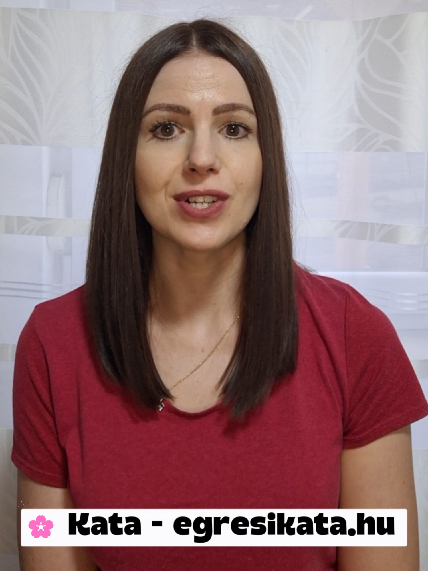 ✨ Ezek az összetevők segítenek a ráncok ellen 👋 Szia! Kata vagyok, ez itt az Egresi Kata – cosmetics videósorozat, ahol nap mint nap közelebb hozom neked a bőrápolást. 🎥 A mai témám: Milyen összetevők segíthetnek a ráncok ellen? A válasz nem is olyan bonyolult, csak tudni kell, mi működik valójában. 1️⃣ Hialuronsav 💧✨ Ez az anyag a bőr természetes vízmegkötője. Olyan, mint egy szivacs: segít megtartani a nedvességet, így a bőr teltebbnek, feszesebbnek tűnik. A ráncok kevésbé láthatók, mert a bőr egyszerűen hidratáltabb. 2️⃣ Kollagénserkentő összetevők 🧬🌟 A kollagén az a „bőr-építőanyag”, ami a feszességért felel. Harminc után sajnos csökken a termelődése, de vannak gyógynövények és természetes kivonatok, amik serkenthetik a működését – például a C-vitamin 🍊 vagy a zöld tea kivonat 🍵. 3️⃣ Antioxidánsok 🛡️🍇 Ők azok a kis hősök, akik felveszik a harcot a szabad gyökök ellen – ezek a környezeti ártalmak miatt alakulnak ki, és gyorsítják az öregedést. A gránátalma 🍎, az E-vitamin 🌿 vagy a rozmaring 🌱 például tele van antioxidánsokkal! 4️⃣ Növényi olajok és kivonatok 🌿🌸 Pl. shea vaj 🧴, argánolaj 🌰, vagy a kókuszolaj 🥥 – ezek nem csak puhítanak, hanem támogatják a bőr természetes védőrétegét, amitől az ellenállóbb és simább lesz. 💖 És most jön a kedvenc részem: Ezek közül mindegyik megtalálható az Egresi Kata – anti age krémben! ✨ Kifejezetten úgy állítottuk össze, hogy a természet erejével támogassa a bőr regenerálódását – egy igazi bőrfiatalító krém. 🌸💧 📌 Következő alkalommal bemutatom, hogy mit is jelent az anti-aging kifejezés. Érdekes lesz, tarts velem akkor is! 😉 #antiagingskincare #bőrápolás #szépségápolás #glowingskin #antiageingskincare #selfcare #skincare